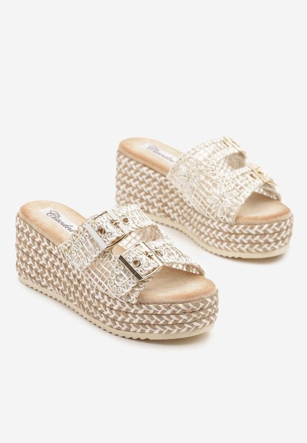 Renee - Białe Tweedowe Klapki na Koturnie z Plecionką Desinora. Okazja: na imprezę, na co dzień. Kolor: biały. Materiał: jeans. Sezon: lato. Obcas: na koturnie. Styl: boho, elegancki, casual. Wysokość obcasa: średni