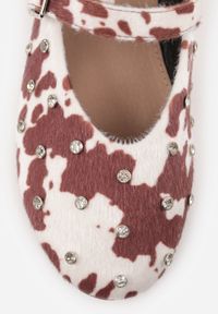 Born2be - Brązowo-Białe Balerinki Vices w Krowie Łaty z Ćwiekami Paskiem z Klamerką i Skórzaną Wkładką Riletra. Okazja: na co dzień, na randkę. Zapięcie: pasek. Kolor: brązowy. Materiał: skóra. Wzór: grochy. Styl: casual, elegancki, klasyczny #8