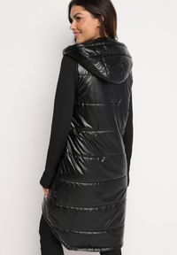 Born2be - Czarna Długa Kamizelka z Kapturem Ozdobiona Imitacją Kieszeni Mavaria. Typ kołnierza: kaptur. Kolor: czarny. Materiał: jeans. Długość: długie. Wzór: aplikacja. Sezon: wiosna, jesień. Styl: elegancki, sportowy, klasyczny #4