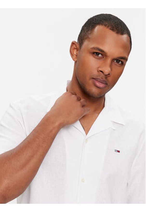 Tommy Jeans Koszula Camp DM0DM18963 Biały Regular Fit. Kolor: biały. Materiał: bawełna