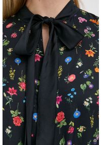 MAX&Co. Koszula damska kolor czarny regular z wiązanym dekoltem. Okazja: na co dzień. Kolor: czarny. Materiał: tkanina. Długość rękawa: długi rękaw. Długość: długie. Styl: casual #5