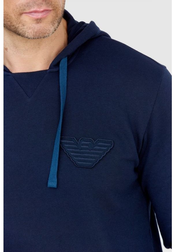 Emporio Armani - EMPORIO ARMANI Granatowa bluza męska z kapturem i logo. Typ kołnierza: kaptur. Kolor: niebieski. Materiał: prążkowany