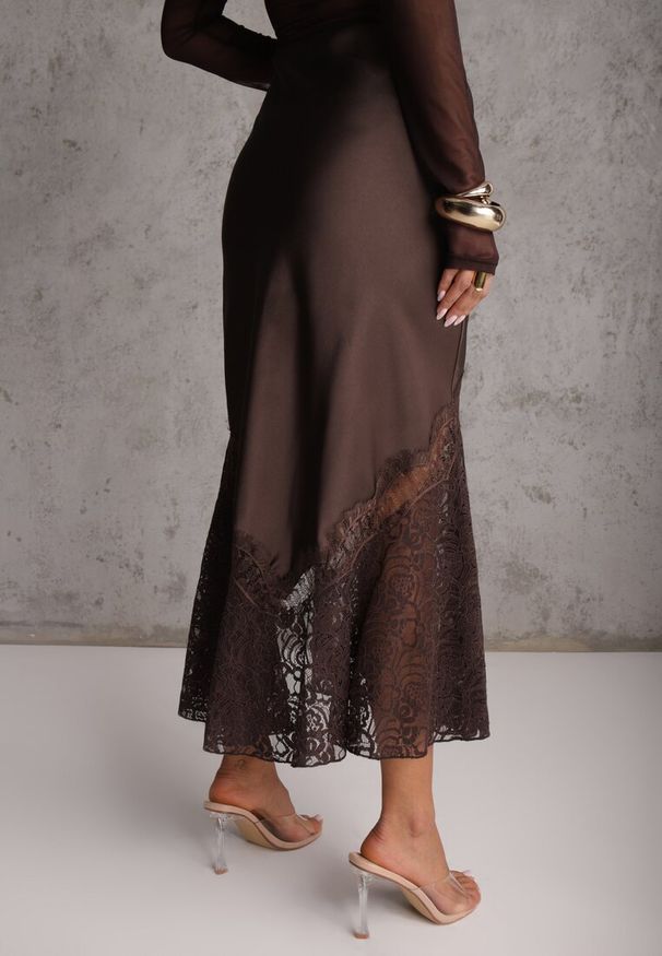 Renee - Brązowa Satynowa Spódnica Ozdobiona Rozcięciem na Nogę i Koronką Saviraet. Kolor: brązowy. Materiał: satyna, koronka. Wzór: aplikacja, koronka. Styl: elegancki