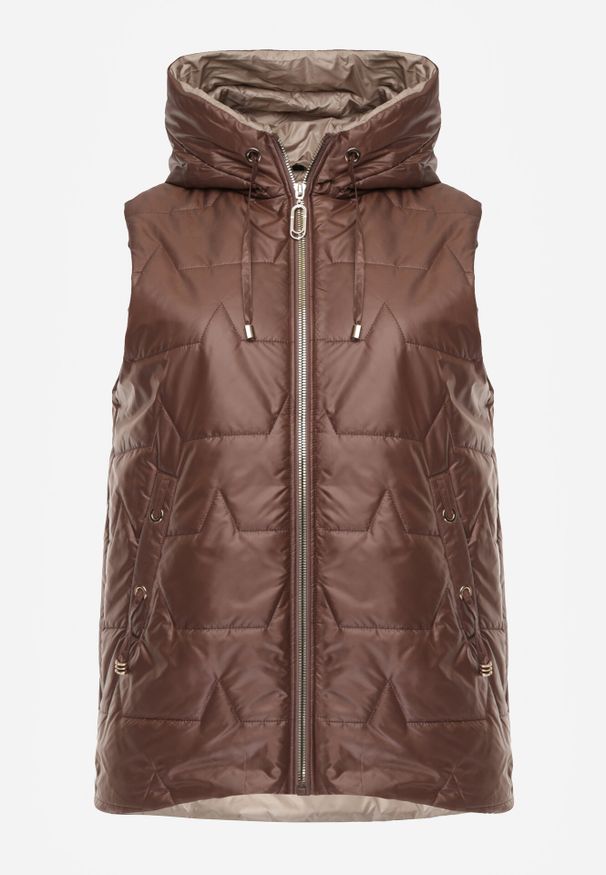 Born2be - Brązowa Kamizelka z Nieodpinanym Kapturem i Geometrycznym Pikowaniem Kalousa. Okazja: na co dzień. Kolor: brązowy. Materiał: jeans, dresówka. Długość rękawa: długi rękaw. Wzór: geometria. Styl: casual, klasyczny