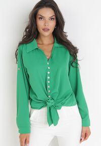 Born2be - Zielona Wiskozowa Bluzka Koszula z Wiązaniem w Pasie i Ozdobnymi Guzikami Gabrielli. Kolor: zielony. Materiał: wiskoza. Wzór: aplikacja #2