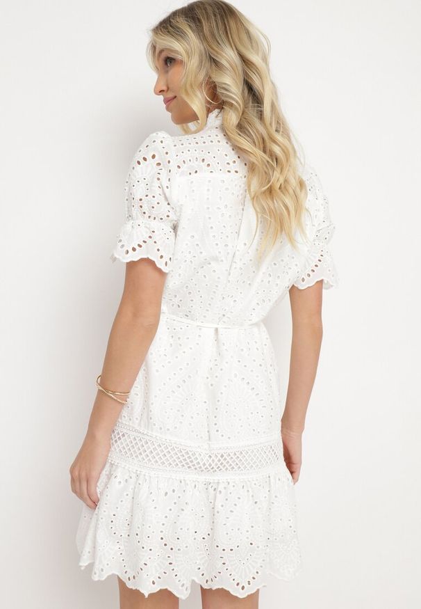 Born2be - Biała Bawełniana Ażurowa Sukienka w Stylu Boho z Falbanką i Paskiem Nelisse. Okazja: na co dzień. Typ kołnierza: kołnierz z falbankami. Kolor: biały. Materiał: bawełna. Wzór: ażurowy. Sezon: wiosna, lato. Styl: boho