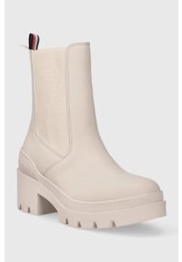 TOMMY HILFIGER - Tommy Hilfiger sztyblety RUBBERIZED MID HEEL BOOT damskie kolor beżowy na słupku FW0FW07520. Nosek buta: okrągły. Kolor: beżowy. Materiał: materiał, włókno, guma. Obcas: na słupku. Wysokość obcasa: średni #3