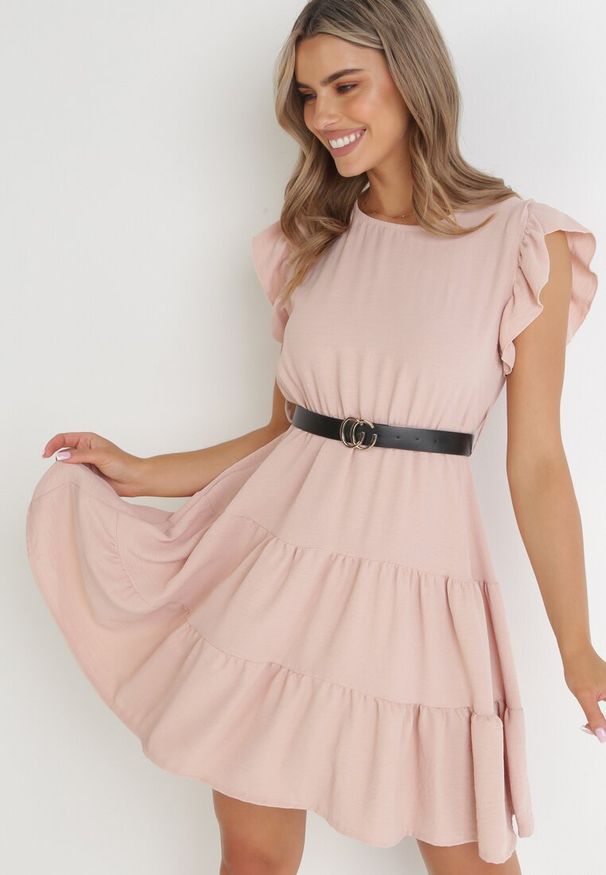 Born2be - Jasnoróżowa Sukienka z Gumką i Paskiem w Talii Ozdobiona Falbankami Deliga. Okazja: na co dzień. Typ kołnierza: kołnierz z falbankami. Kolor: różowy. Wzór: aplikacja. Styl: casual