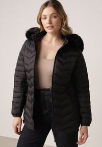 Born2be - Czarna Pikowana Kurtka Przejściowa z Kapturem i Ściągaczami po Bokach Fezika. Okazja: na spacer, na co dzień. Typ kołnierza: kaptur. Kolor: czarny. Materiał: futro, poliester, jeans. Styl: casual #5