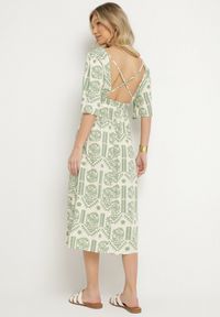 Born2be - Zielono-Kremowa Sukienka Wiskozowa Rozkloszowana z Odkrytymi Plecami w Print Boho Turaisa. Okazja: na co dzień. Typ kołnierza: dekolt w kształcie V. Kolor: zielony. Materiał: wiskoza. Długość rękawa: długi rękaw. Wzór: nadruk. Typ sukienki: proste, rozkloszowane. Styl: boho #6