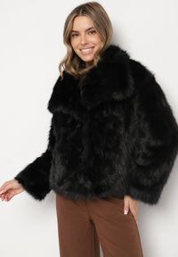 Born2be - Czarna Pudełkowa Kurtka Futerko o Jednorzędowym Kroju Tildora. Okazja: na co dzień. Kolor: czarny. Materiał: futro. Styl: elegancki, casual