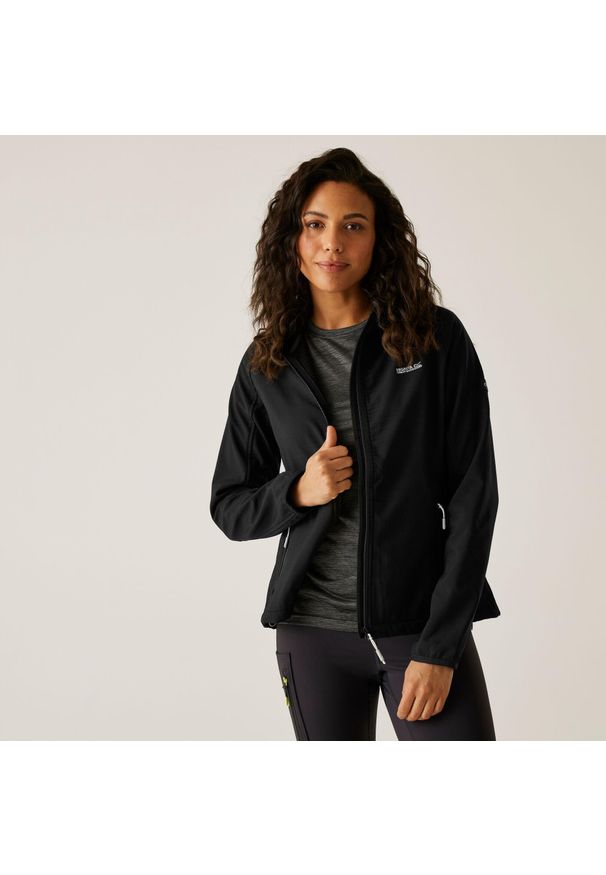Softshell turystyczny damski Regatta Arec III z kapturem. Typ kołnierza: kaptur. Kolor: czarny. Materiał: softshell. Sport: turystyka piesza