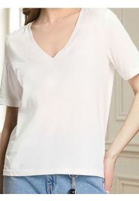 Sinsay - Bawełniana koszulka z dekoltem V - kremowy. Kolor: kremowy. Materiał: bawełna #1