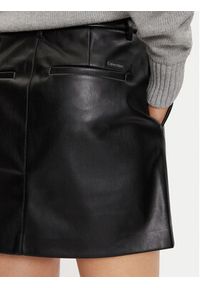 Calvin Klein Jeans Spódnica z imitacji skóry J20J224190 Czarny Regular Fit. Kolor: czarny. Materiał: skóra