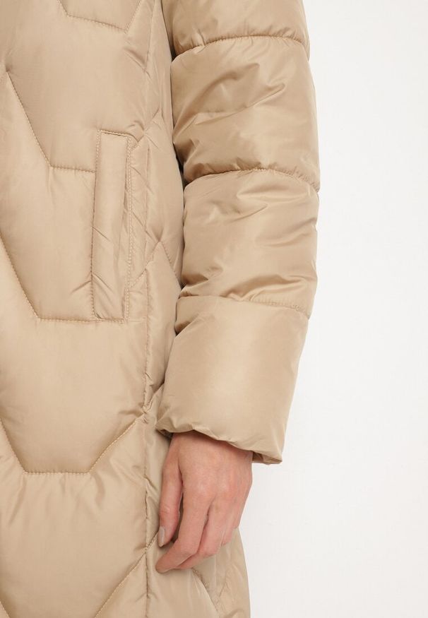 Born2be - Beżowa Pikowana Kurtka o Długim Kroju z Kapturem Kieszeniami i Odpinanym Futerkiem Liliraeth. Okazja: na spacer, na co dzień. Typ kołnierza: kaptur. Kolor: beżowy. Materiał: futro. Długość rękawa: długi rękaw. Długość: długie. Wzór: aplikacja. Styl: elegancki, casual