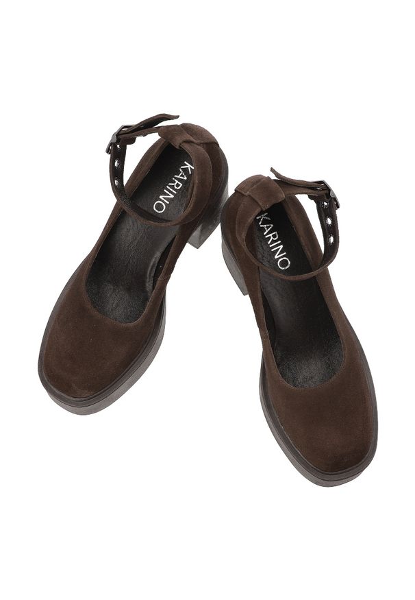 Półbuty damskie Karino, na masywnym klocku skórzane z okrągłym noskiem i zapinane sprzączką, mokka, 5638-015-P. Okazja: na co dzień. Nosek buta: okrągły. Zapięcie: sprzączka, klamry. Kolor: brązowy. Materiał: welur, skóra. Obcas: na obcasie. Styl: elegancki, retro, vintage, casual. Wysokość obcasa: wysoki