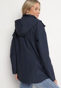 Born2be - Granatowa Kurtka Typu Wiatrówka z Odpinanym Kapturem Ndivoria. Okazja: na co dzień, na spacer. Kolor: niebieski. Materiał: jeans. Styl: sportowy, casual #6