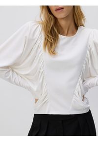 Reserved - Bluzka z poduszkami na ramionach - biały. Kolor: biały. Materiał: tkanina