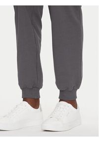 Calvin Klein Jeans Spodnie dresowe J20J225355 Szary Regular Fit. Kolor: szary. Materiał: bawełna