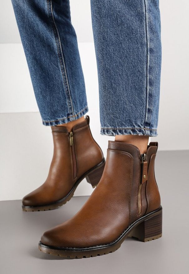 Born2be - Brązowe Klasyczne Botki na Słupku z Ozdobnym Suwakiem Fesonea. Okazja: na co dzień. Zapięcie: zamek. Kolor: brązowy. Materiał: dzianina, jeans. Obcas: na słupku. Styl: klasyczny