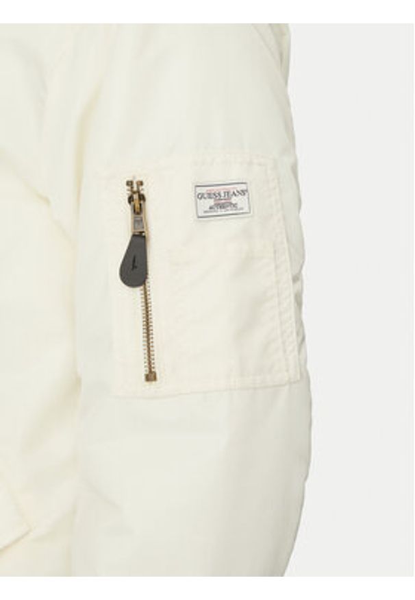 Guess Jeans Kurtka bomber M5RL81 WHAA2 Écru Regular Fit. Kolor: kremowy. Materiał: syntetyk