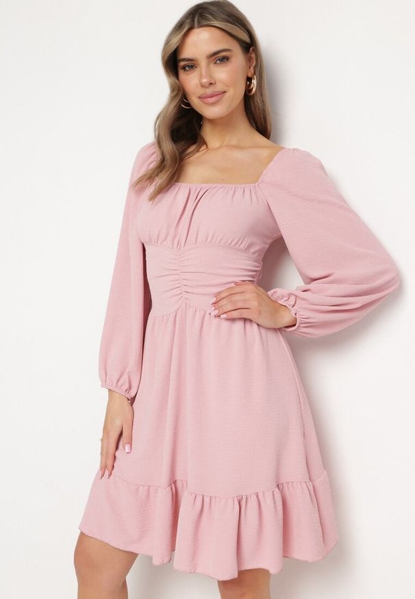 Born2be - Różowa Sukienka Auxede. Typ kołnierza: dekolt kwadratowy. Kolor: różowy. Materiał: tkanina. Długość rękawa: długi rękaw. Wzór: gładki