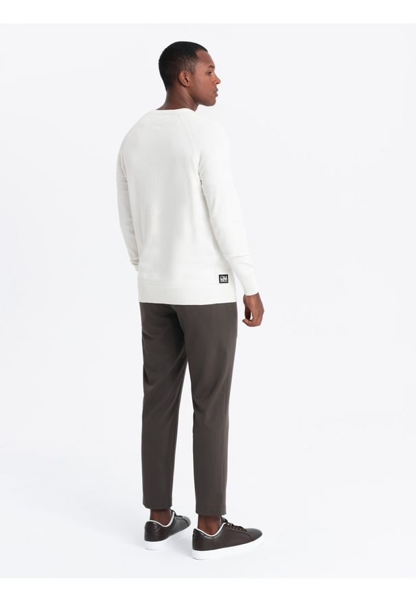 Ombre Clothing - Sweter męski raglan z prążkowanymi rękawami – biały V1 OM-SWSW-0144 - XXL. Okazja: na co dzień. Kolor: biały. Materiał: prążkowany. Długość rękawa: raglanowy rękaw. Wzór: aplikacja, ze splotem, prążki, jednolity. Styl: casual
