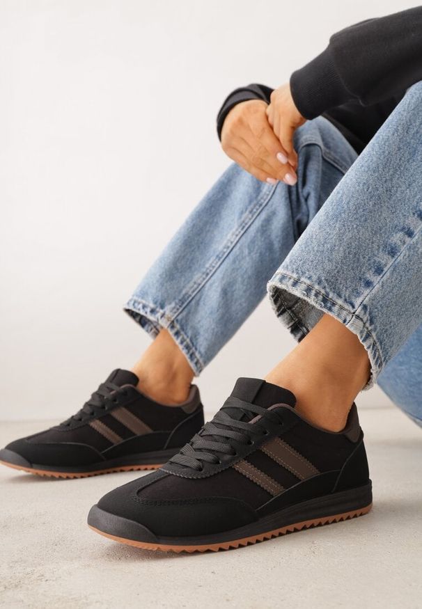 Renee - Czarno-Brązowe Sneakersy Ozdobione Dwoma Paskami Lannatea. Okazja: na co dzień. Zapięcie: pasek. Kolor: czarny. Wzór: aplikacja