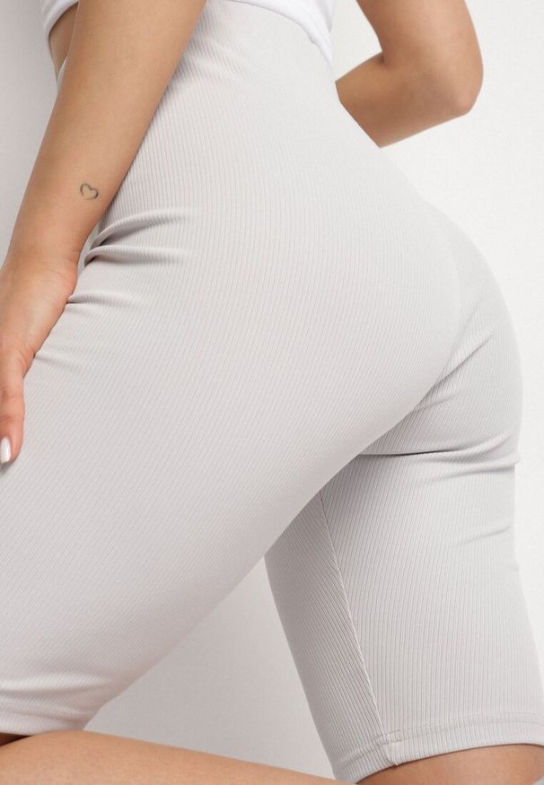 Born2be - Jasnoszare Szorty Kolarki z Prążkowanego Materiału Adrase. Kolor: szary. Materiał: prążkowany, materiał