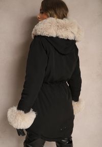 Renee - Czarno-Beżowa Kurtka Parka z Futerkiem i Szerokim Kapturem Florion. Okazja: na co dzień. Kolor: czarny. Materiał: futro. Wzór: aplikacja. Sezon: zima. Styl: casual #4