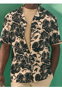 Sinsay - Koszula z wiskozy z motywem kwiatowym - kremowy. Kolor: kremowy. Materiał: wiskoza. Wzór: kwiaty #1