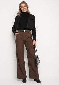 Born2be - Brązowe Garniturowe Spodnie o Szerokim Kroju z Paskiem ze Sprzączką Muszelką Saliavia. Okazja: na co dzień. Kolor: brązowy. Styl: klasyczny, casual, elegancki #3