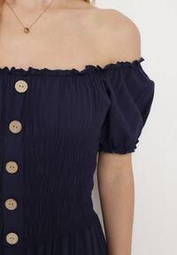 Born2be - Granatowa Sukienka z Wiskozy o Kroju Hiszpanki Ciririla. Okazja: na co dzień. Typ kołnierza: dekolt hiszpanka, kołnierz z falbankami. Kolor: niebieski. Typ sukienki: rozkloszowane. Materiał: wiskoza, materiał. Długość rękawa: krótki rękaw. Sezon: lato. Styl: casual, elegancki. Długość: midi #6