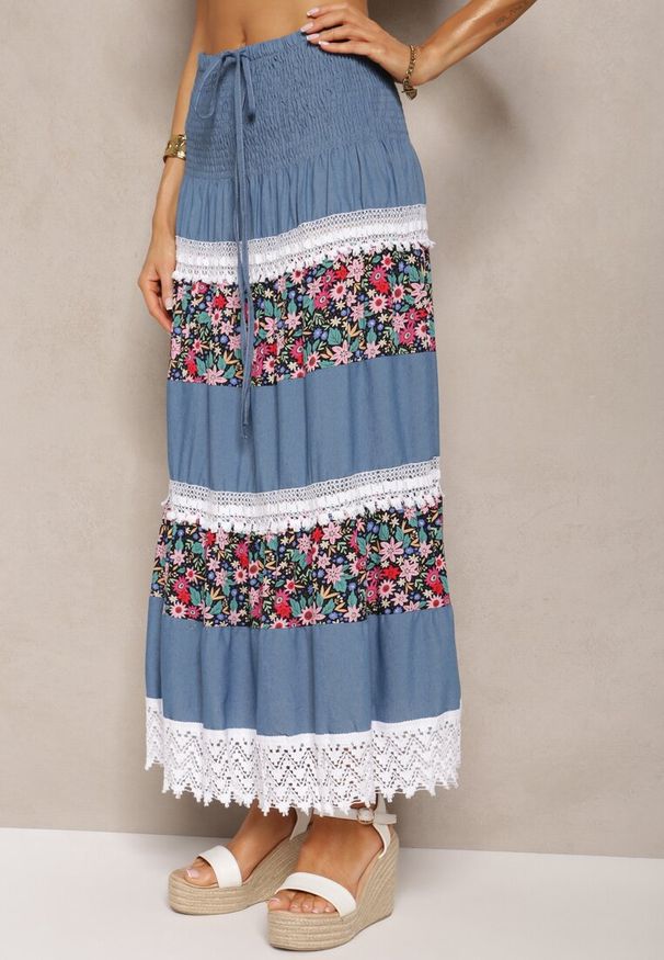 Renee - Biało-Niebieska Bawełniana Spódnica High Waist z Gumką w Talii i Ozdobną Koronką Tesaquin. Stan: podwyższony. Kolor: biały. Materiał: bawełna, koronka. Wzór: koronka. Sezon: lato