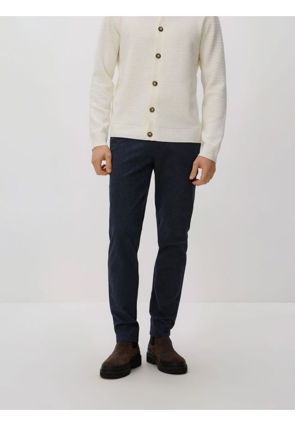 Reserved - Spodnie chino slim fit - granatowy. Kolor: niebieski. Materiał: tkanina, bawełna
