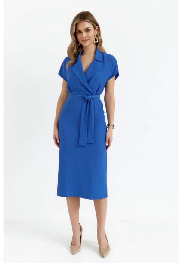 Sukienki.shop - Elegancka sukienka ołówkowa z kołnierzem niebieska. Okazja: na co dzień. Kolor: niebieski. Materiał: tkanina, guma, elastan. Typ sukienki: ołówkowe. Styl: elegancki. Długość: midi