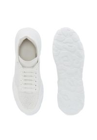 Alexander McQueen - ALEXANDER MCQUEEN - Białe sneakersy. Zapięcie: sznurówki. Kolor: biały. Materiał: jeans. Wzór: nadruk. Sezon: wiosna