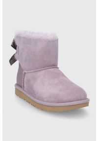 Ugg - UGG Śniegowce zamszowe dziecięce Mini Bailey Glitz. Nosek buta: okrągły. Kolor: fioletowy. Materiał: zamsz. Szerokość cholewki: normalna #2