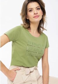Volcano - Damski t-shirt z nadrukiem T-AMANDA. Kolor: zielony. Materiał: bawełna. Długość rękawa: długi rękaw. Długość: krótkie. Wzór: nadruk. Sezon: wiosna, lato. Styl: klasyczny