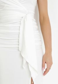 Born2be - Biała Sukienka z Kopertowym Dekoltem i Marszczeniem Zdobiona Rozcięciem Parthastos. Okazja: na ślub cywilny, na studniówkę, na wesele, na imprezę. Kolor: biały. Wzór: aplikacja. Typ sukienki: kopertowe. Styl: elegancki, klasyczny #5