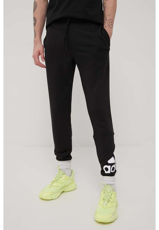 Adidas - adidas spodnie GK8968 męskie kolor czarny z nadrukiem. Kolor: czarny. Materiał: bawełna, poliester. Wzór: nadruk