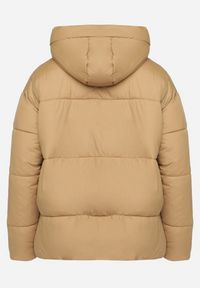 Born2be - Jasnobeżowa Pikowana Kurtka Kurtka o Pudełkowym Kroju z Kapturem i Kieszeniami Alissan. Typ kołnierza: kaptur. Kolor: beżowy. Materiał: jeans. Sezon: zima #7