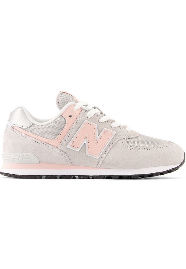 Buty New Balance GC574EVK – beżowe. Okazja: na co dzień. Kolor: beżowy. Materiał: guma, syntetyk, zamsz, materiał, skóra. Szerokość cholewki: normalna. Model: New Balance 574. Sport: turystyka piesza