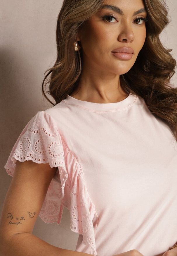 Renee - Jasnoróżowa Sukienka z Bawełny Wykończona Ażurowym Rękawem Detmolfa. Okazja: na co dzień, na imprezę. Kolor: różowy. Materiał: bawełna. Długość rękawa: krótki rękaw. Wzór: ażurowy. Sezon: lato. Typ sukienki: proste. Styl: elegancki, casual