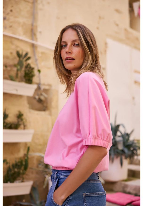 MOODO - Bluzka z bufiastymi rękawami różowa. Kolor: różowy. Materiał: bawełna