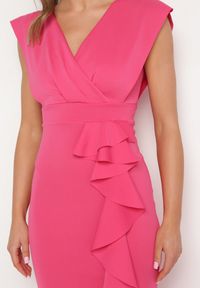 Born2be - Fuksjowa Asymetryczna Sukienka z Dekoltem V i Ozdobną Falbaną Efiola. Okazja: na co dzień. Typ kołnierza: dekolt w kształcie V. Kolor: różowy. Typ sukienki: asymetryczne. Styl: casual, elegancki #5