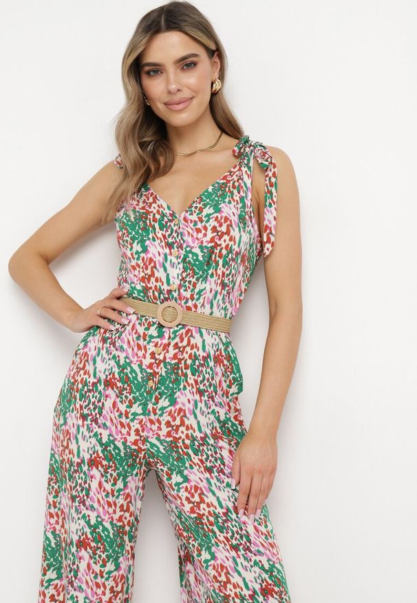Born2be - Zielony Kombinezon z Długimi Nogawkami Wiązanymi Ramiączkami i Abstrakcyjnym Printem Izara. Okazja: na spacer, na imprezę, na co dzień. Kolor: zielony. Materiał: wiskoza. Długość rękawa: na ramiączkach. Długość: długie. Wzór: nadruk. Sezon: lato. Styl: casual, elegancki