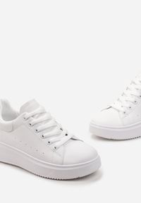 Born2be - Białe Sznurowane Sneakersy o Klasycznym Fasonie na Grubej Podeszwie Cataria. Kolor: biały. Obcas: na płaskiej podeszwie