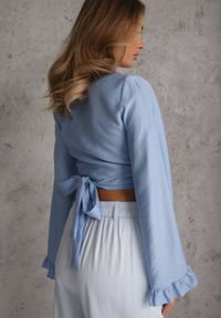 Renee - Niebieska Bluzka z Wiskozy z Kopertowym Dekoltem Wiązaniem i Falbankami Diomiopis. Typ kołnierza: kołnierz z falbankami. Kolor: niebieski. Materiał: wiskoza #4
