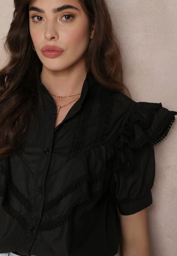 Renee - Czarna Koronkowa Koszula z Krótkim Rękawem i Falbankami z Przodu Audrea. Typ kołnierza: kołnierz z falbankami. Kolor: czarny. Materiał: koronka. Długość rękawa: krótki rękaw. Długość: krótkie. Sezon: wiosna, lato